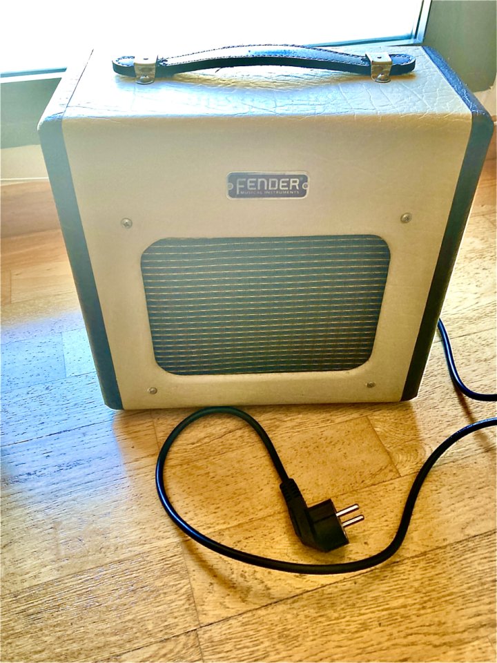 Fender Champ 600 Mejorado ! de segunda mano · Foto 1 de 3 · Castellón · 275 €