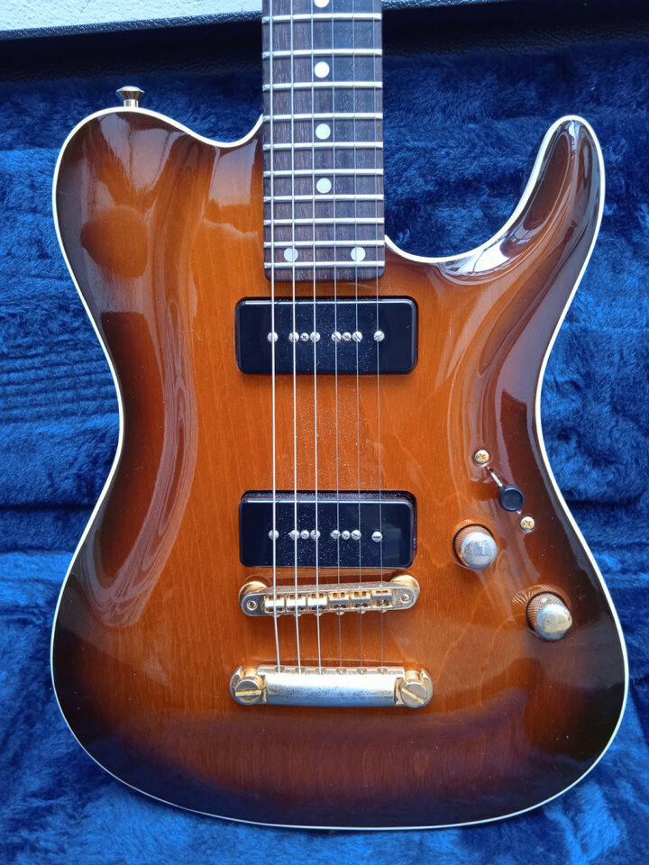 Valley Arts USA USA Custom Pro modelo Larry Carlton