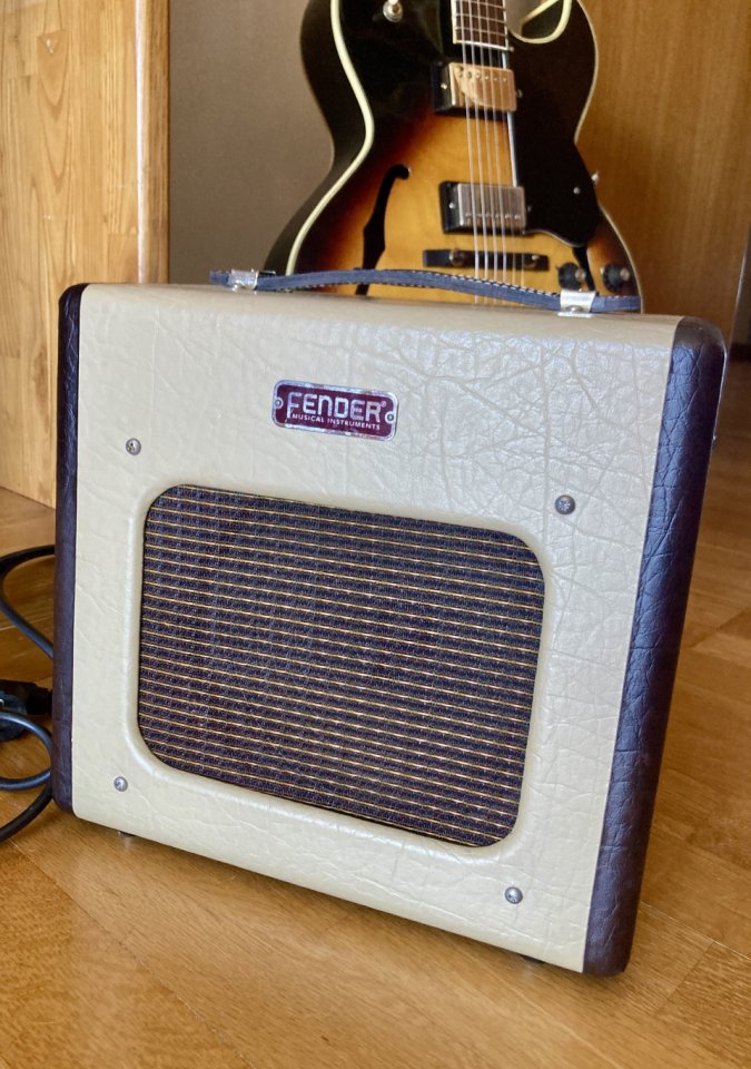 Fender Champ 600 Mejorado ! de segunda mano · Foto 3 de 3 · Castellón · 275 €