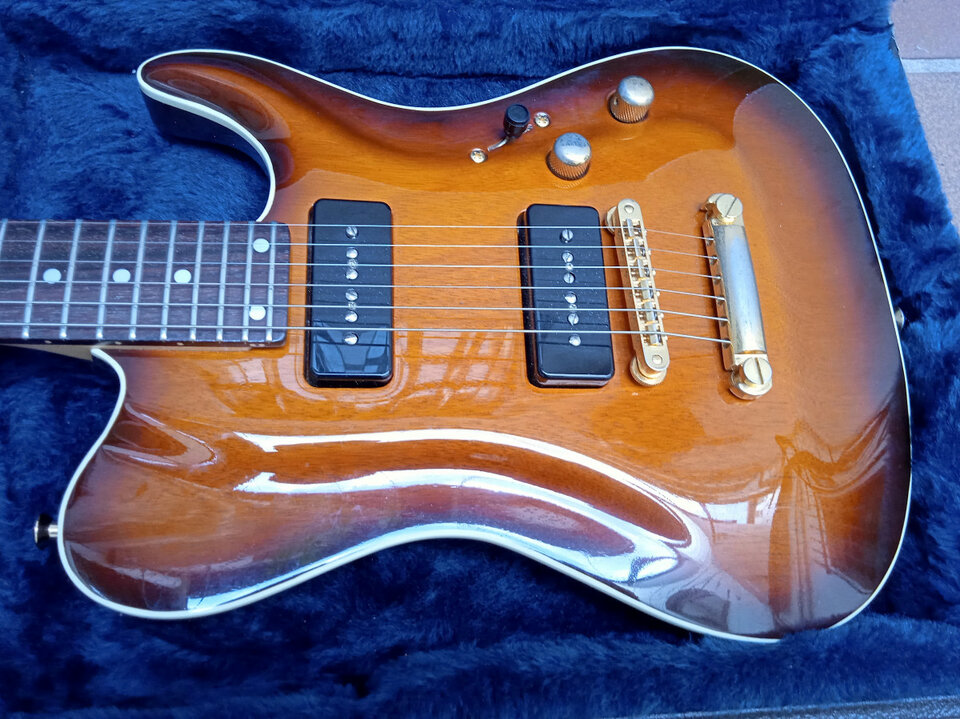 Valley Arts USA Custom Pro modelo Larry Carlton años 90