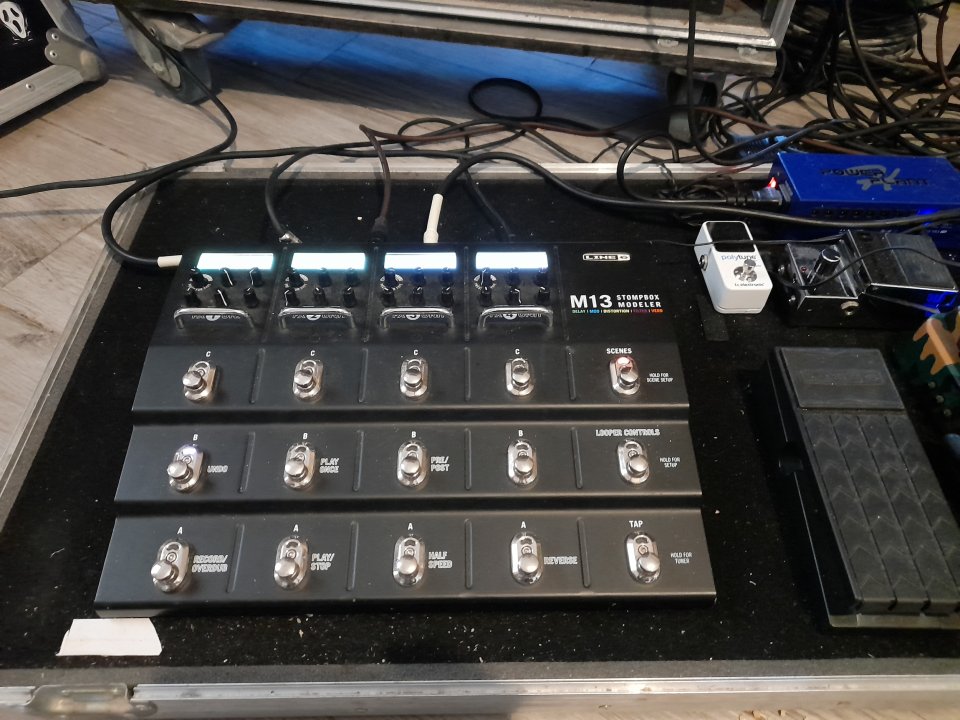 Line 6 M13 Stompbox Modeler Pedalera