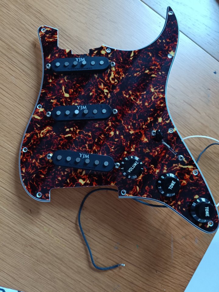 Pickguard completo Seymour Duncan Fury de segunda mano · Cádiz · 300 €