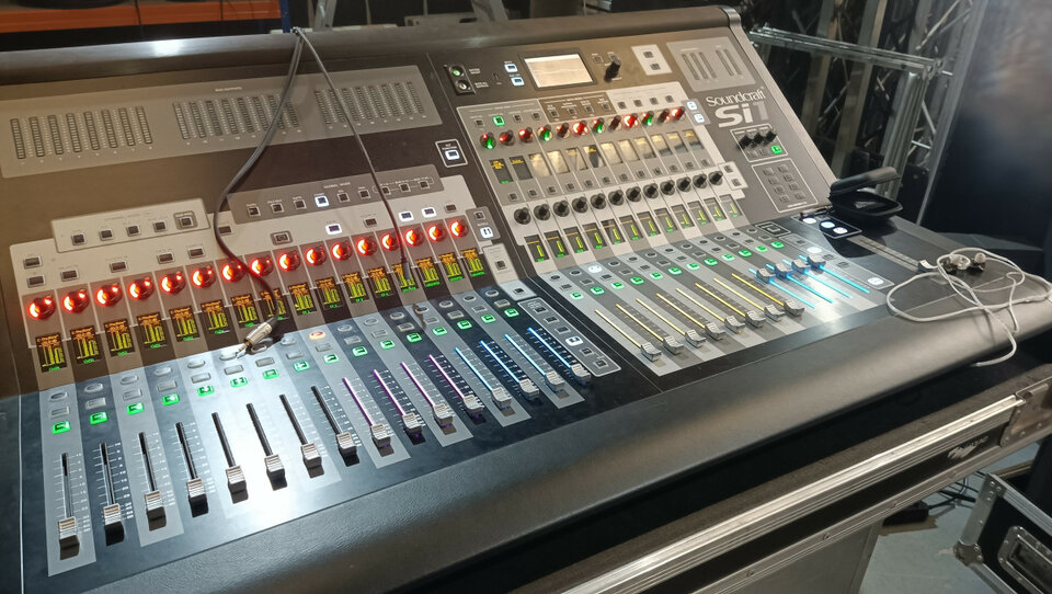 SOUNDCRAFT Si1 + DL mini stage box 32i