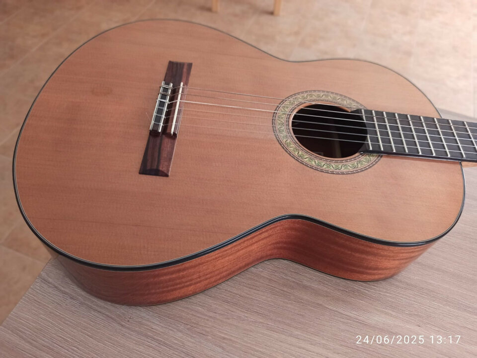 Guitarra clásica electrificada Admira A2