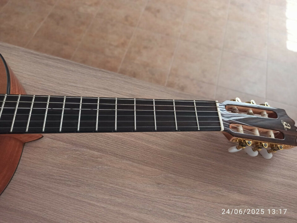 Guitarra clásica electrificada Admira A2