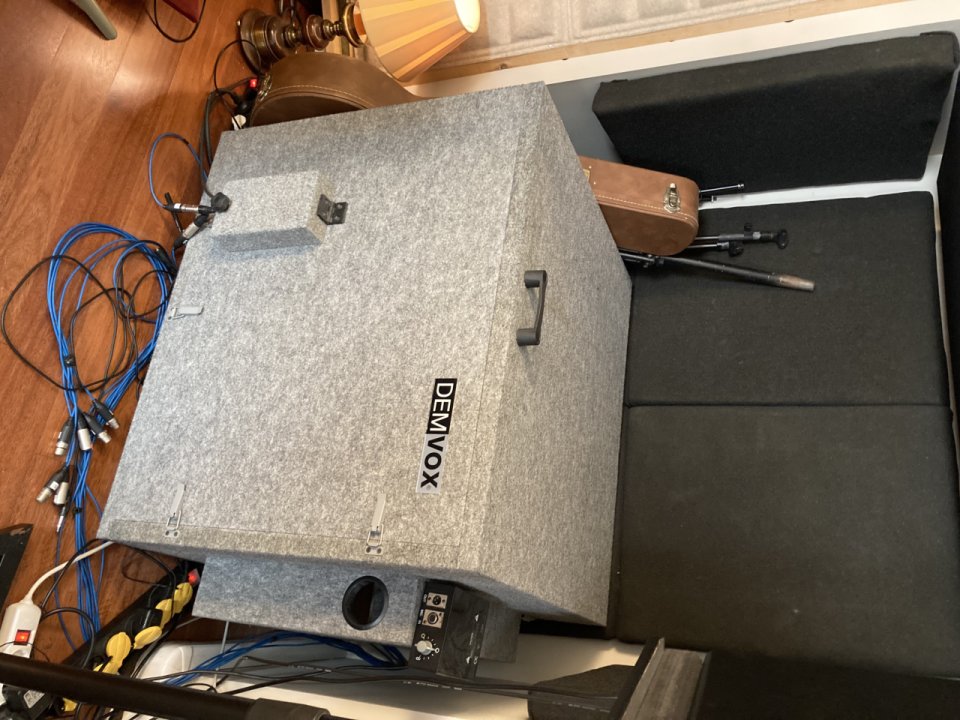 Demvox Amp 54 Isobox con ventilación para Grabación de Amplificadores y pantallas