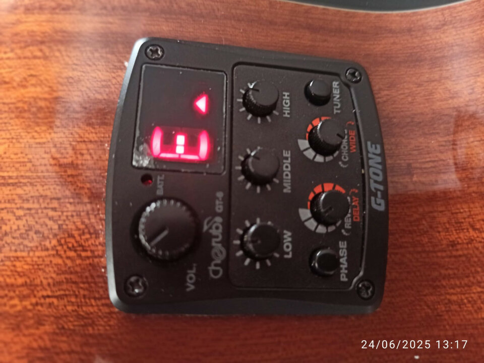 Guitarra clásica electrificada Admira A2