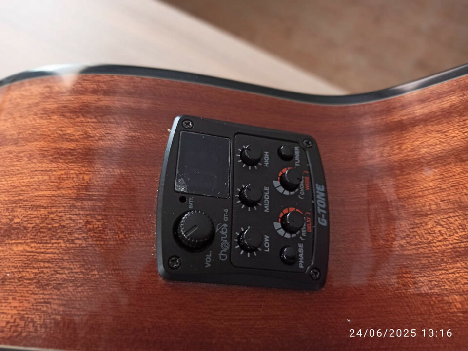 Guitarra clásica electrificada Admira A2