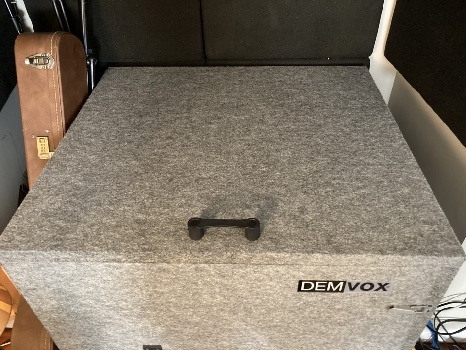 Demvox Amp 54 Isobox con ventilación para Grabación de Amplificadores y pantallas