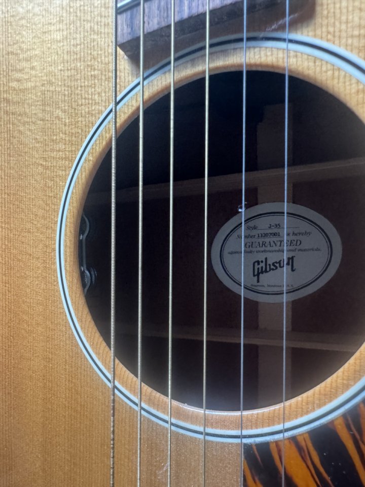 Gibson J-35 (2017) Natural + Estuche Original de segunda mano · Foto 9 de 10 · Madrid · 1950 €