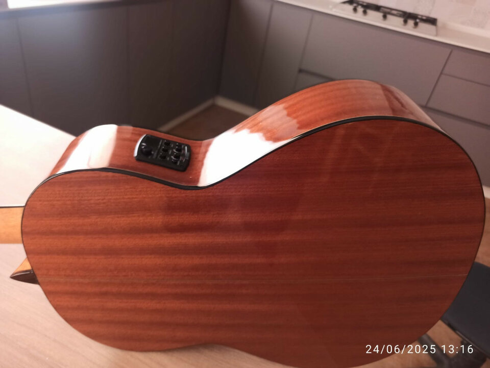 Guitarra clásica electrificada Admira A2