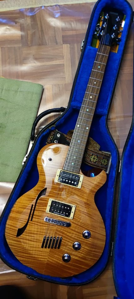 Guitarras variadas, amplis, etc (y más material que se puede ver en hispasonic)