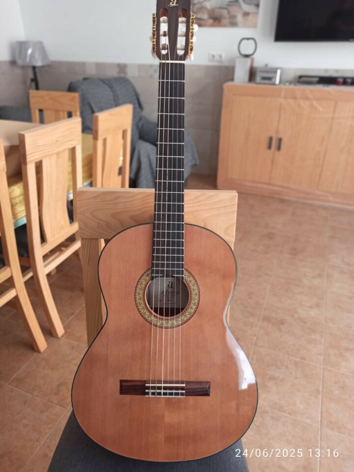 Guitarra clásica electrificada Admira A2