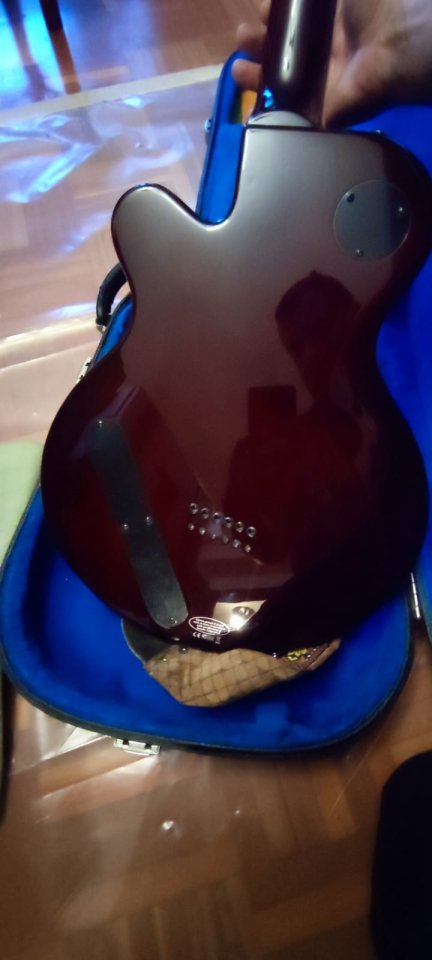 Guitarras variadas, amplis, etc (y más material que se puede ver en hispasonic)