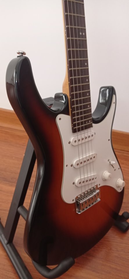 Guitarra eléctrica Vantage años 90. Rareza