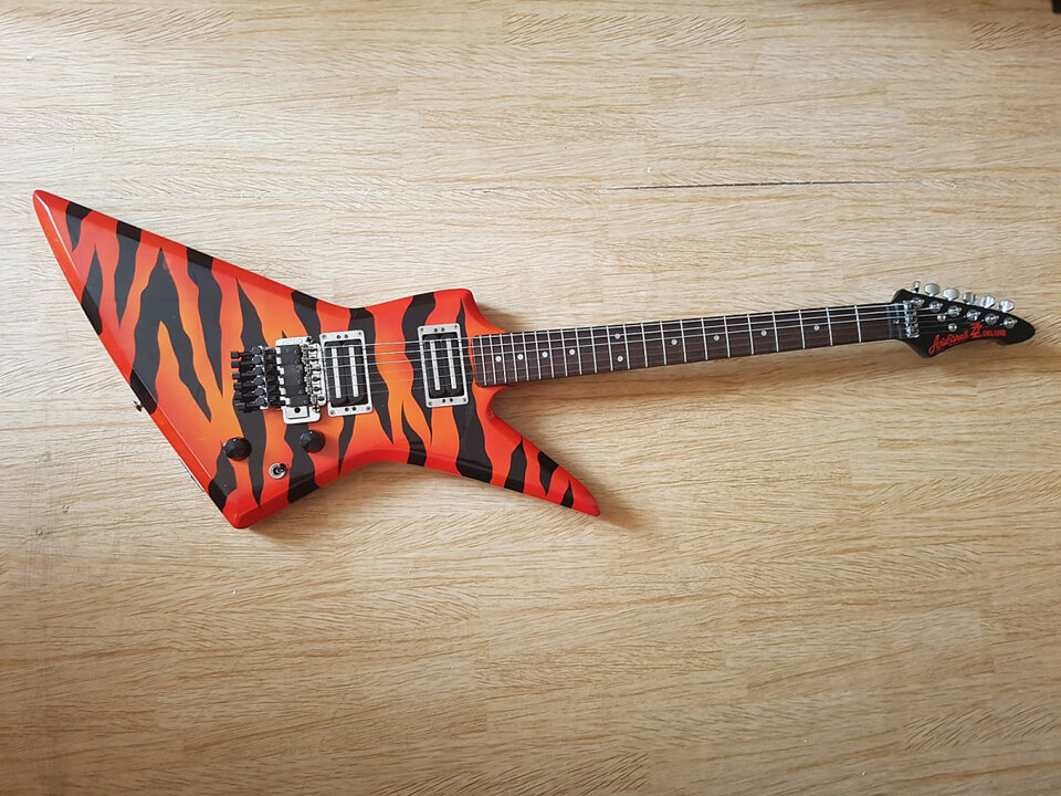 Compro una guitarra explorer Aria Pro II ZZ Deluxe edición Tiger red.