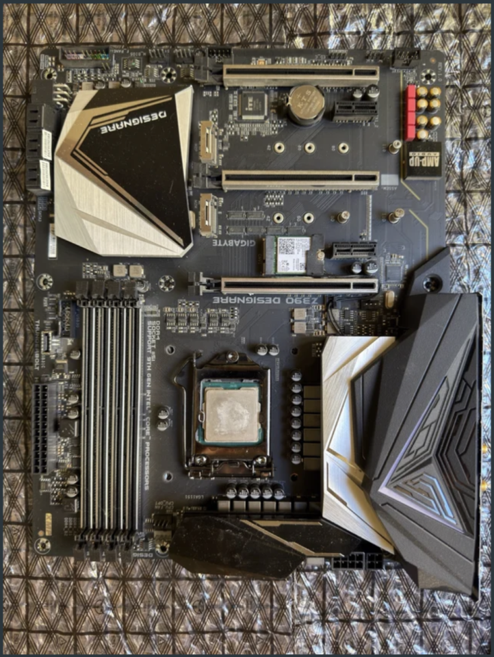 Gigabyte Z390 Designare + procesador Intel Core i9-9900K. de segunda mano · Foto 1 de 4 · Illes Balears · 349 €