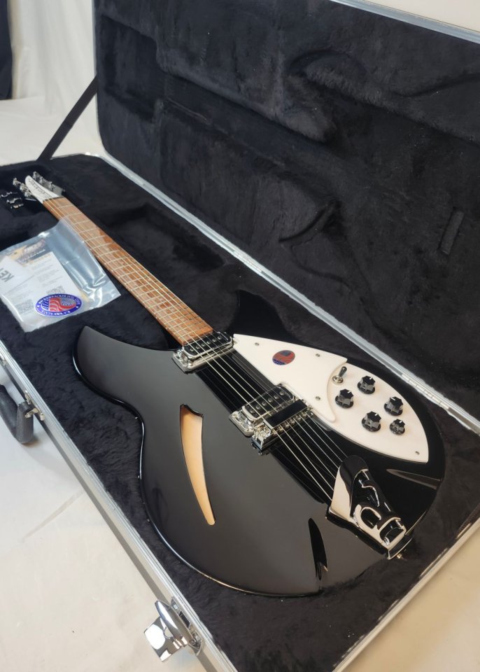 Rickenbacker 330 Jetglo 2026. Guitarra nueva aun sin estrenar.