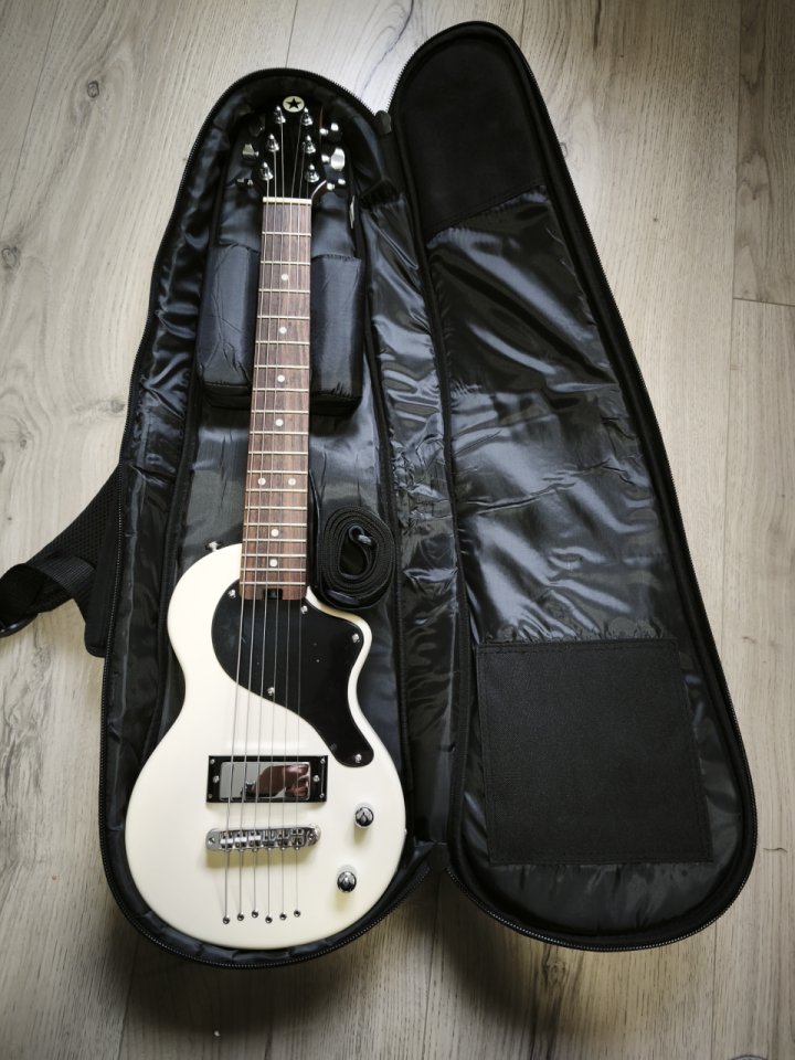 Guitarra de viaje Blackstar Carry On ST + Extras