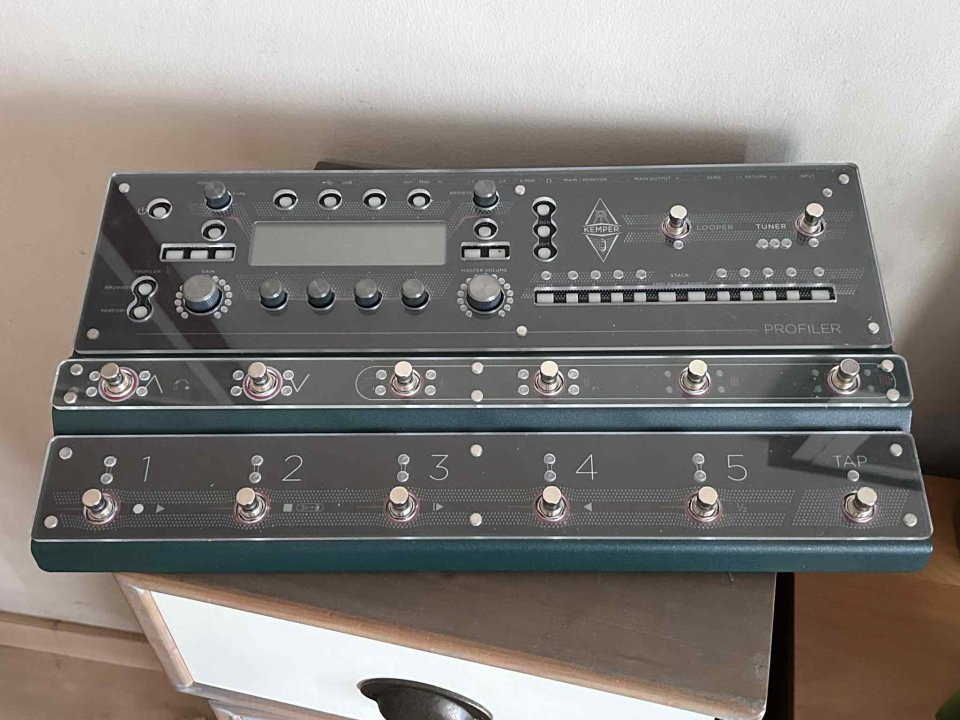 Kemper Stage + Pedal Mission EP1-KP-GN + accesorios.
