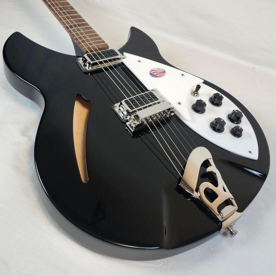 Rickenbacker 330 Jetglo 2026. Guitarra nueva aun sin estrenar.