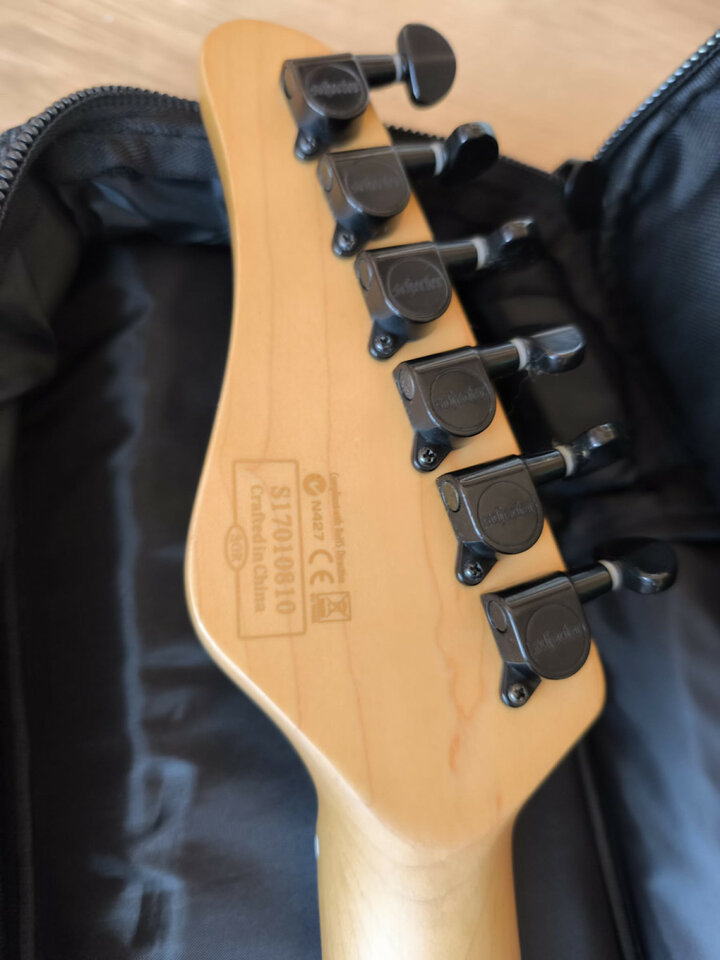 Guitarra Schecter Diamond Edicion Monster Energy + Funda y Ampli.