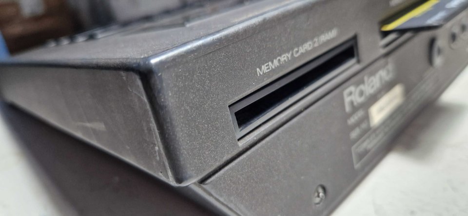 Roland R-8 con PSU original y 4 ROM