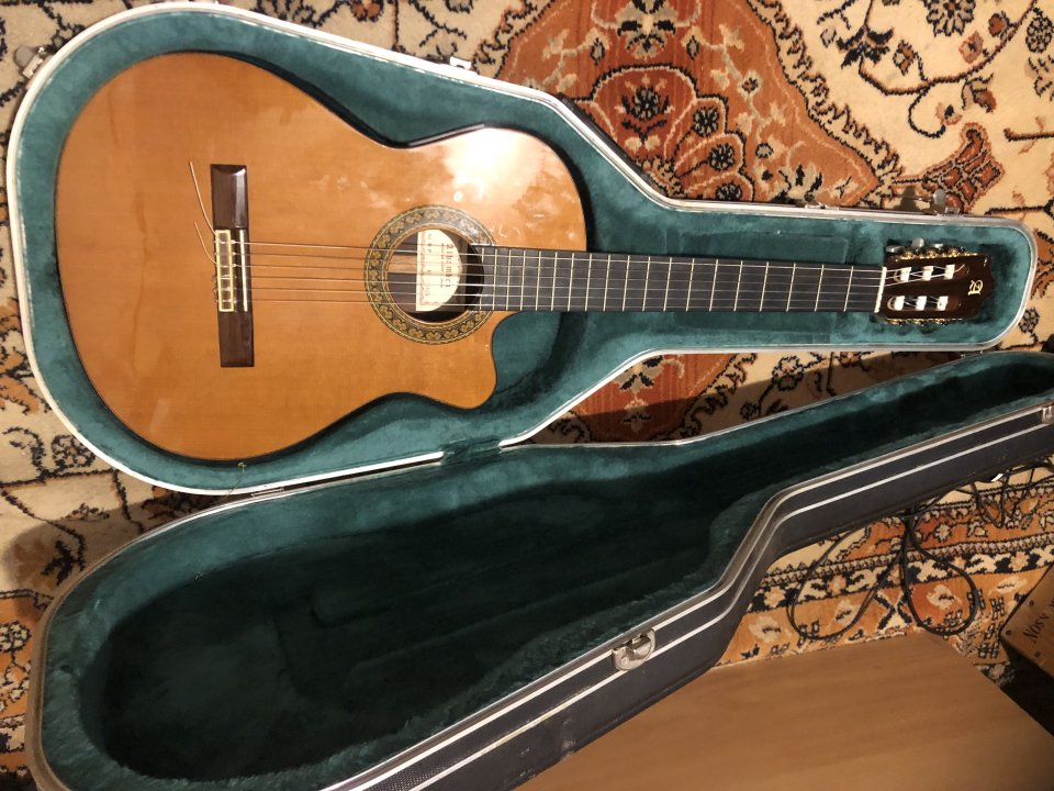 Guitarra Alhambra 5P electroacústica cutaway caja estrecha