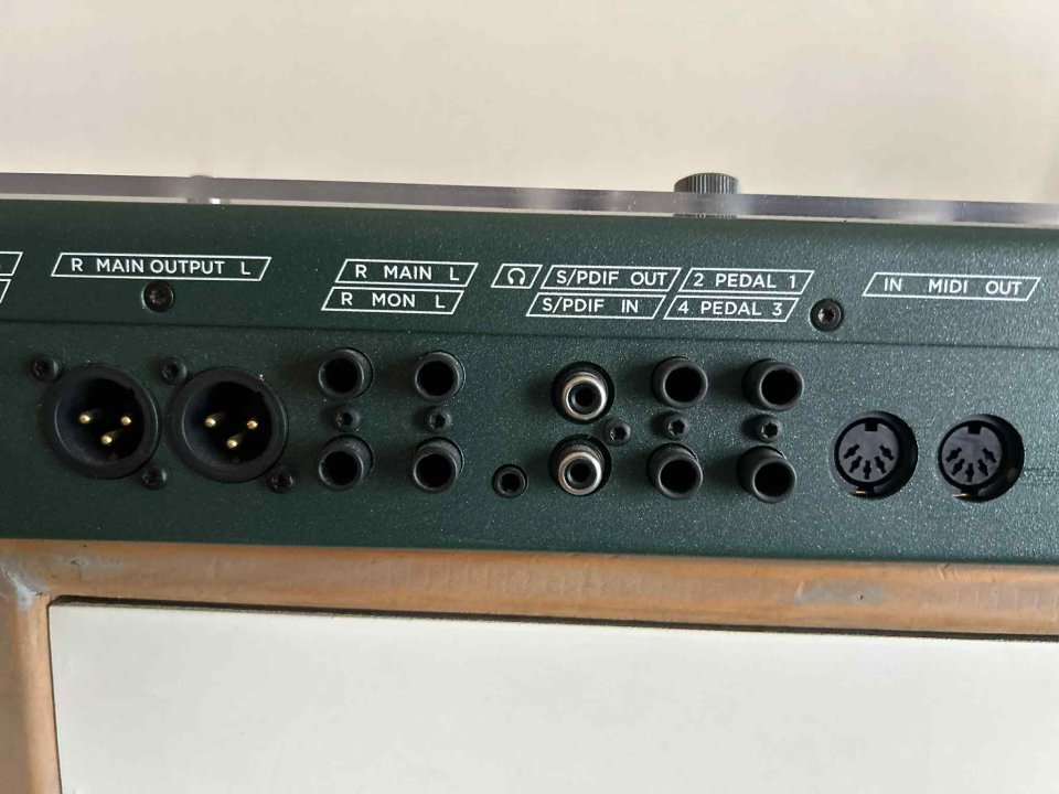 Kemper Stage + Pedal Mission EP1-KP-GN + accesorios.