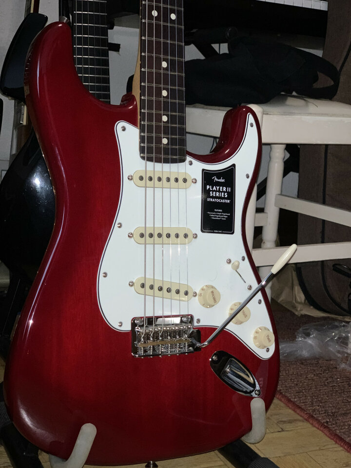 Golpeador  con electrónica y pastillas Fender Player II Stratocaster SSS