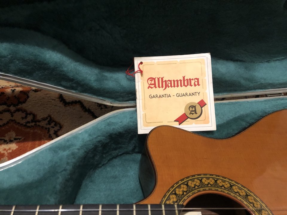 Guitarra Alhambra 5P electroacústica cutaway caja estrecha