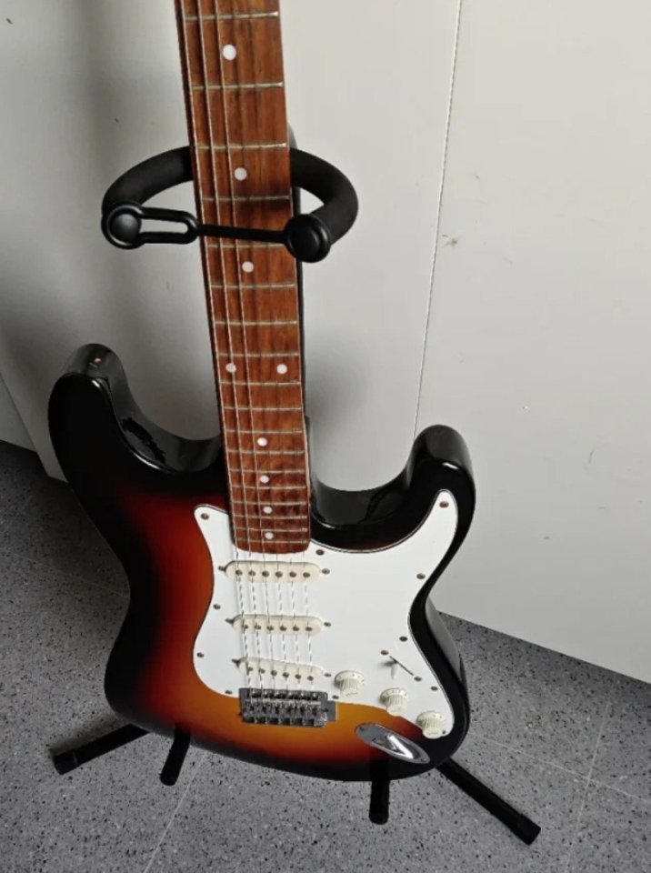 Guitarra eléctrica Starfire EKS Stratocaster de segunda mano · Foto 1 de 5 · Cuenca · 170 €