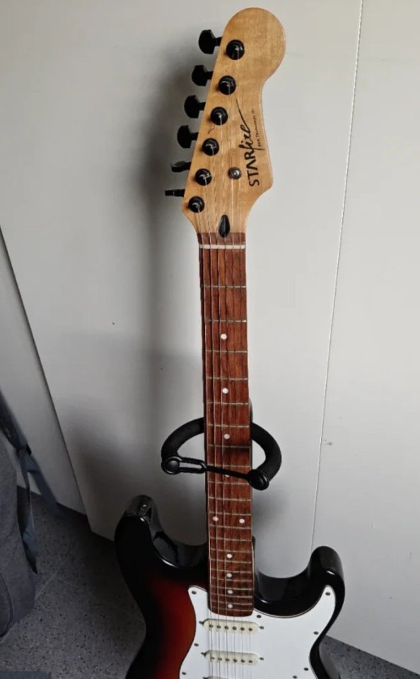 Guitarra eléctrica Starfire EKS Stratocaster de segunda mano · Foto 2 de 5 · Cuenca · 170 €