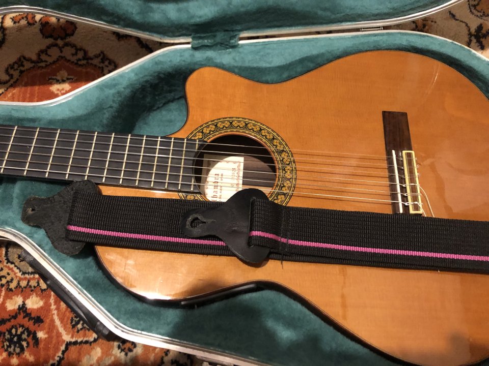 Guitarra Alhambra 5P electroacústica cutaway caja estrecha