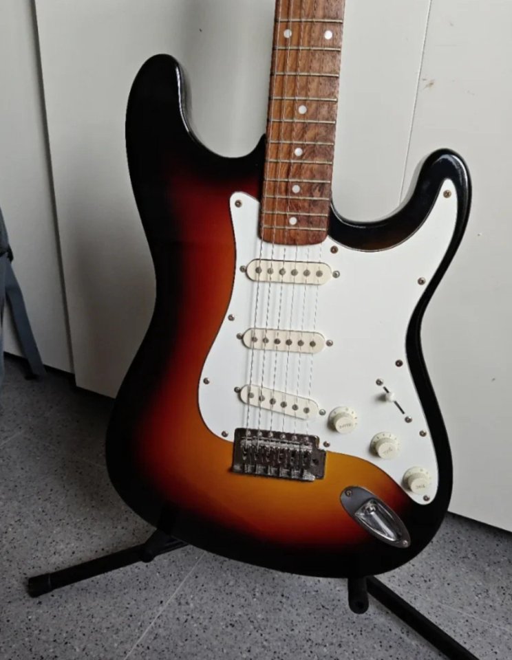 Guitarra eléctrica Starfire EKS Stratocaster de segunda mano · Foto 3 de 5 · Cuenca · 170 €
