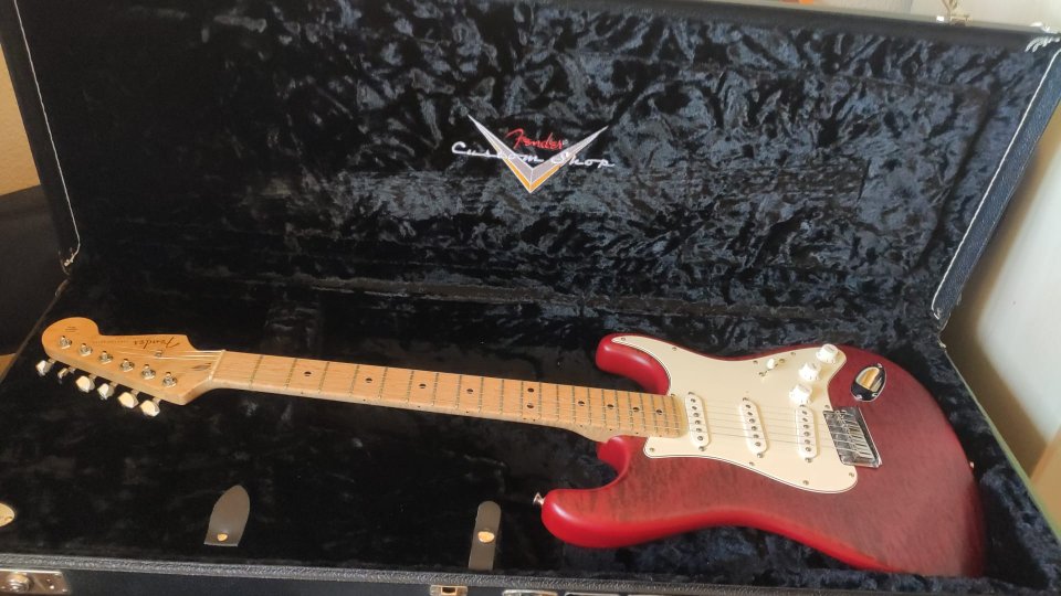 CAMBIO Fender Custom Shop Deluxe Stratocaster QMT 2014 Candy Red Maple de segunda mano · Foto 2 de 10 · Valencia