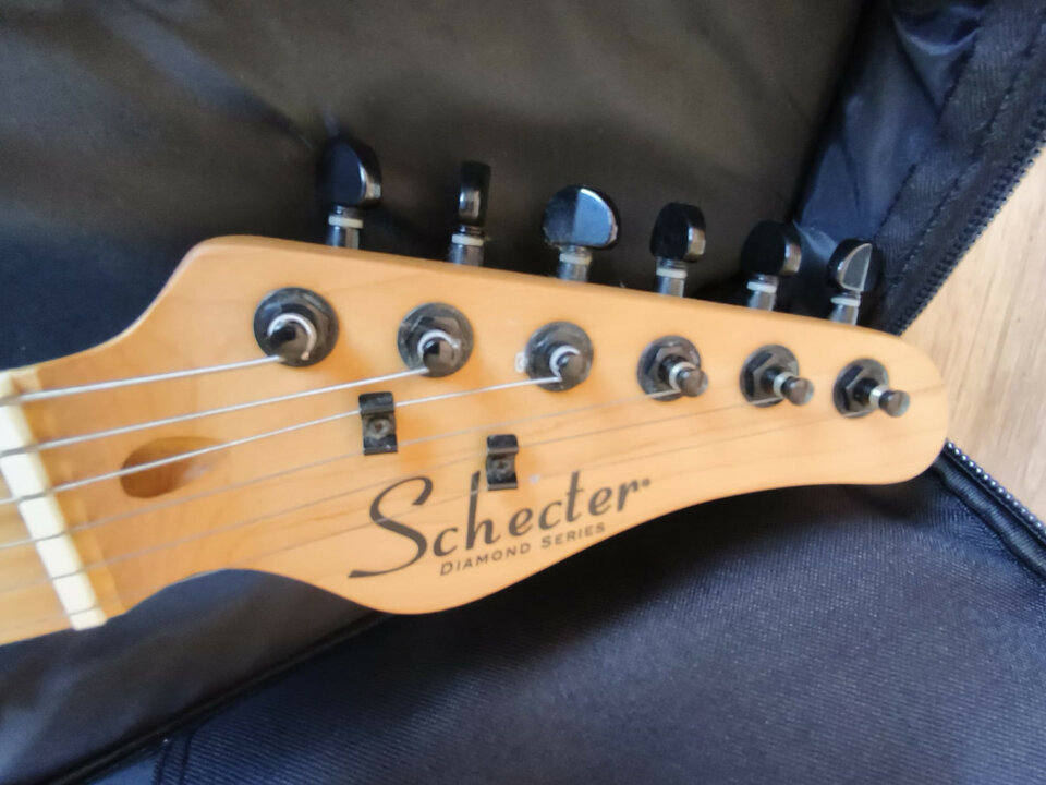 Guitarra Schecter Diamond Edicion Monster Energy + Funda y Ampli.