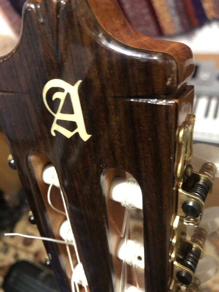 Guitarra Alhambra 5P electroacústica cutaway caja estrecha