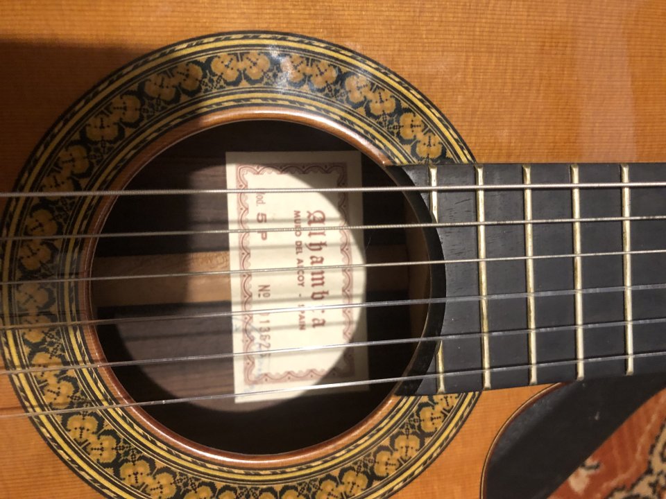 Guitarra Alhambra 5P electroacústica cutaway caja estrecha