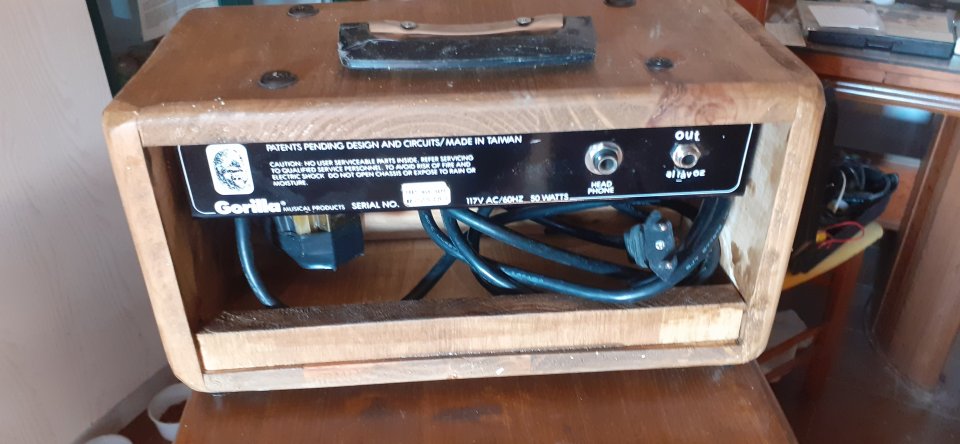 Cabezal ampli 50w Gorilla con pantalla artesanal 1x8