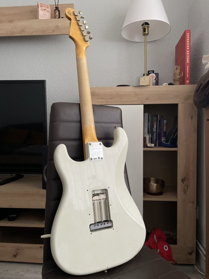 Fender Custom Shop 1962/63 Stratocaster Journeyman Relic Aged Olympic White de segunda mano · Foto 2 de 10 · Madrid · 3700 €
