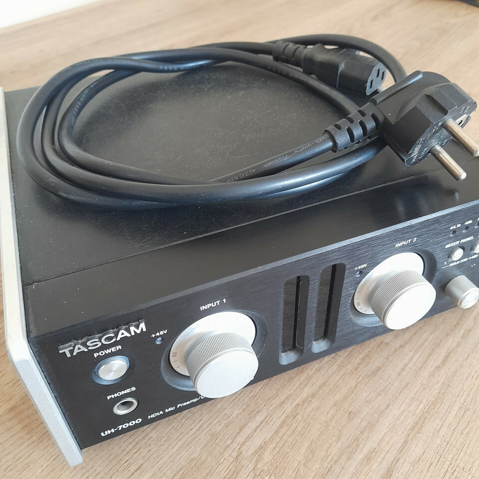 Interfaz y preamplificador TASCAM UH 7000 de segunda mano · Foto 3 de 4 · Madrid · 150 €