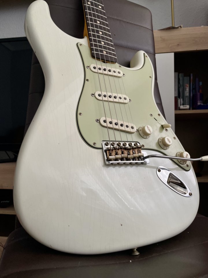 Fender Custom Shop 1962/63 Stratocaster Journeyman Relic Aged Olympic White de segunda mano · Foto 3 de 10 · Madrid · 3700 €