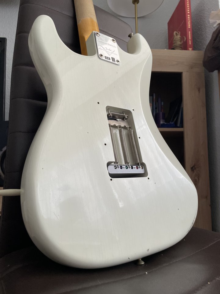 Fender Custom Shop 1962/63 Stratocaster Journeyman Relic Aged Olympic White de segunda mano · Foto 4 de 10 · Madrid · 3700 €