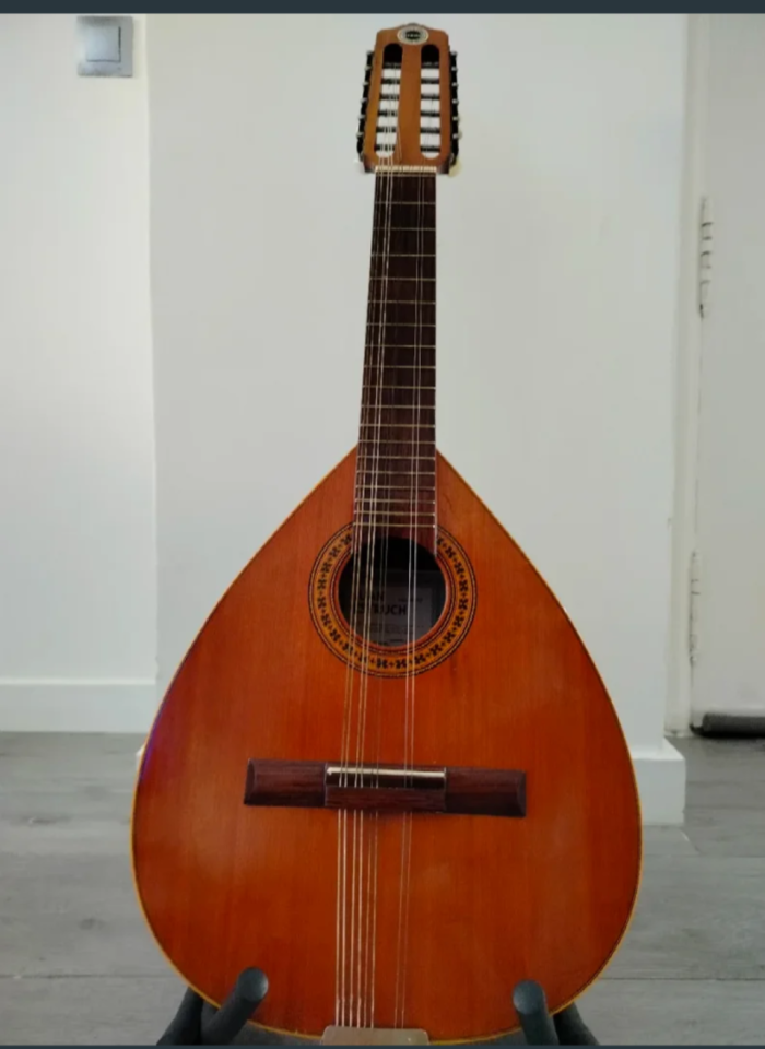 Laúd Juan Estruch madera de nogal año 2009 con sello de calidad de la marca de segunda mano · Foto 1 de 4 · Castellón · 400 €