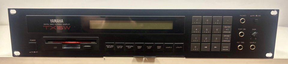 Sampler Yamaha TX16W