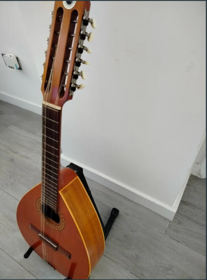 Laúd Juan Estruch madera de nogal año 2009 con sello de calidad de la marca de segunda mano · Foto 3 de 4 · Castellón · 400 €