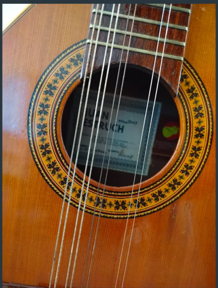 Laúd Juan Estruch madera de nogal año 2009 con sello de calidad de la marca de segunda mano · Foto 2 de 4 · Castellón · 400 €