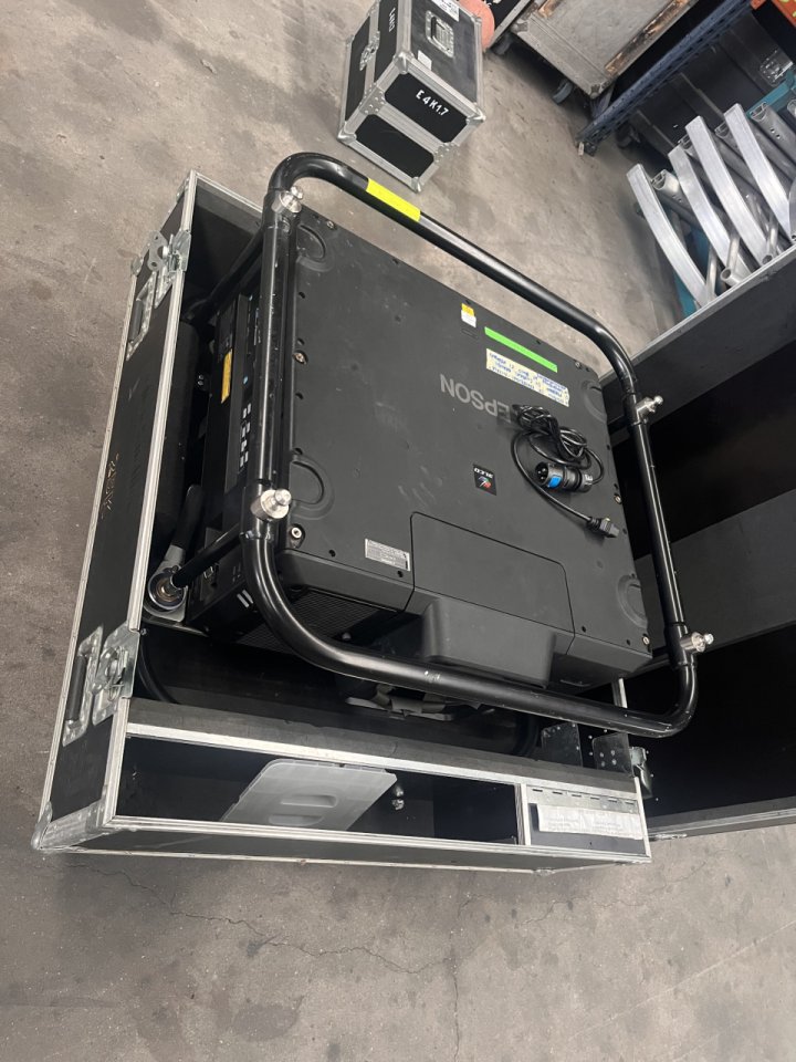 Proyector Epson 25k con Lente de segunda mano · Foto 1 de 5 · Burgos · 11000 €
