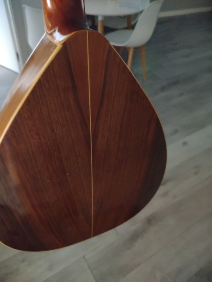 Laúd Juan Estruch madera de nogal año 2009 con sello de calidad de la marca de segunda mano · Foto 4 de 4 · Castellón · 400 €